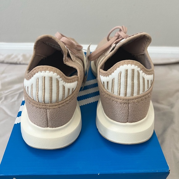 Adidas swift run - women’s size 8 - Picture 3 of 3